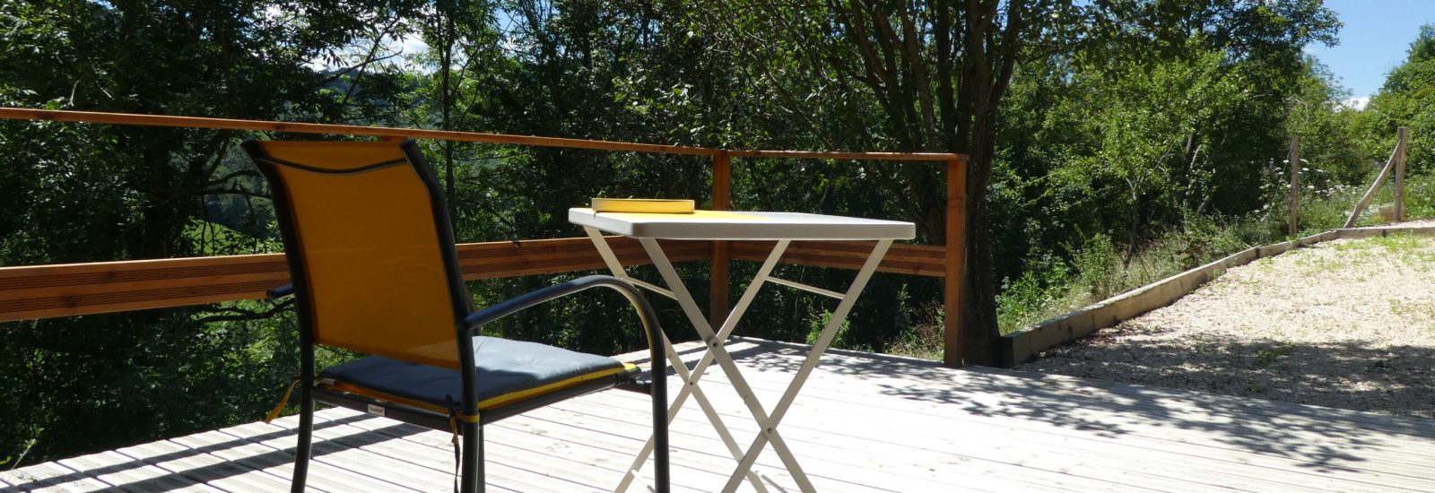 table et chaise sur la terrasse de la residence ecriture faucon